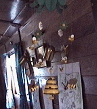 bees7.gif (39382 bytes)