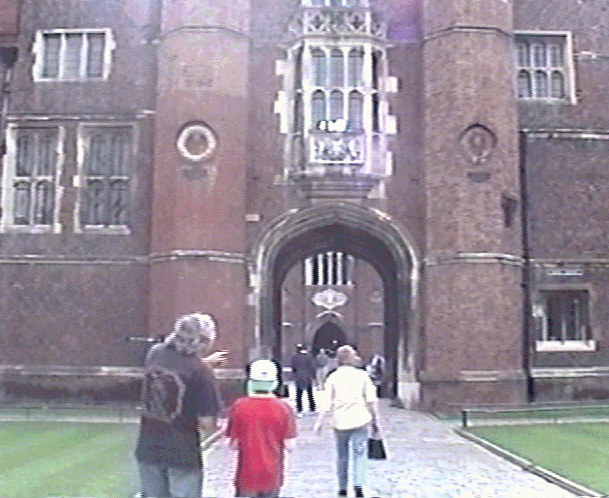 hamptoncourt2.gif (226368 bytes)